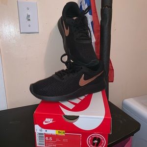 6.5 women’s Nike tanjun